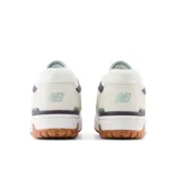 Championes urbanos New Balance modelo BBW550NB, color blanco con detalles en lila, verde y celeste, confeccionados en cuero sintético y malla, con logo "N" característico en los laterales y suela de goma color caramelo.