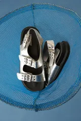 Sandalias plateadas con tiras anchas y plantilla cómoda, con tira ajustable en el talón.