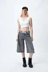 Top cropped negro con capucha, escote cruzado y calce ceñido.