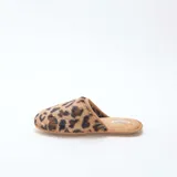 Pantuflas de casa estilo zueco con exterior de felpa suave con estampado animal print de leopardo y plantilla de color beige.