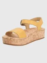 Sandalias Hush Puppies modelo Zug de cuero color amarillo, con plataforma de corcho, tira frontal ancha y tira al tobillo con cierre de hebilla metálica.