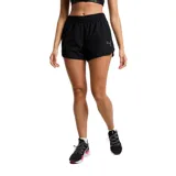 Short deportivo Puma Active Woven de mujer, color negro con logo estampado en blanco.