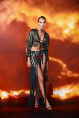 Camisa verde militar de seda con escote en V, mangas largas abullonadas y cierre frontal con lazo.