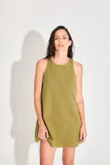 Vestido corto verde militar de gabardina, con escote redondo y corte recto.
