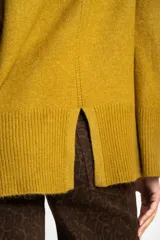 Sweater celeste de punto con cuello alto y mangas largas.