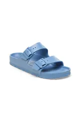 Sandalias Birkenstock Arizona Eva color celeste, con dos correas ajustables con hebillas y plantilla anatómica.