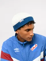 Gorro tipo beanie de punto, con diseño bicolor en blanco y azul, con etiqueta lateral de la marca Umbro y el escudo del Club Nacional de Football.