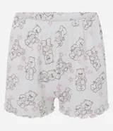 Pijama short doll de dos piezas en color blanco con estampado de ositos cariñositos y estrellas rosadas. Está compuesto por una musculosa de escote en V con tirantes finos y detalle de moño, y un short con cintura elástica y bordes ondulados.
