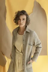 Camisa larga color beige con botones dorados y bolsillo plaque en la delantera. Confeccionada en lana fina sin teñir, diseñada exclusivamente por Don Baez. Hecha 100% en Uruguay.