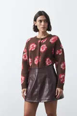 Minifalda de cuero sintético con corte en A y diseño minimalista.