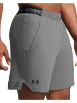 Short deportivo Under Armour de la línea Vanish, color gris, con diseño ultraligero y transpirable. Cuenta con paneles de malla para ventilación estratégica, bolsillos laterales abiertos y cintura elástica.