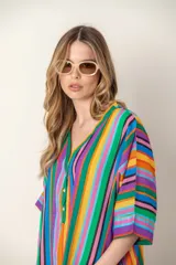 Vestido largo con estampado geométrico multicolor, cuello en V, mangas cortas y bolsillos laterales.