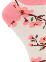 Medias cortas de algodón con estampado de flores de cerezo, con borde superior acanalado en color rosado y puntera y talón reforzados en el mismo tono.