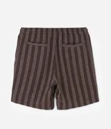 Bermuda masculina de corte recto confeccionada en tejido jacquard con textura y estampado de rayas verticales en tonos marrones. Cuenta con cintura elástica con cordón ajustable y bolsillos laterales.