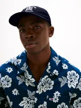 Gorra de béisbol azul marino de Tommy Jeans con logo bordado en blanco en el frente.