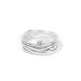 Anillo plateado con diseño de líneas onduladas y una circonita engarzada.