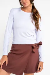 Remera negra de manga larga, con cuello redondo y tejido acanalado, de corte ajustado al cuerpo.