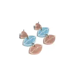 Par de aros colgantes con forma de labios, hechos de resina. Cada aro tiene un dije superior en forma de corazón y un dije inferior con forma de labios. Un aro tiene el corazón color durazno y los labios color celeste con borde blanco. El otro aro tiene el corazón color durazno y los labios color durazno con borde blanco.