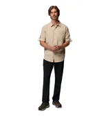 Camisa de manga larga Columbia en color beige, confeccionada en tejido técnico con tecnología Omni-Shade y Omni-Wick. Presenta cuello clásico, cierre frontal con botones y dos bolsillos frontales con solapa.