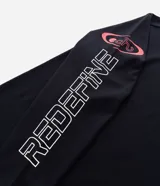 Remera de manga larga color negro, con cuello redondo y diseño estampado con lettering en el frente, espalda y mangas.