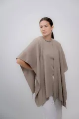 Ruana color visón hecha de 100% baby alpaca, suave y ligera.