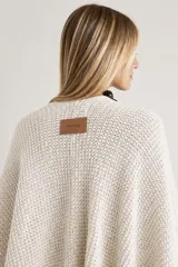 Ruana de punto color marrón, tejida en hilo de algodón con textura suave y diseño abierto.