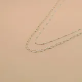 Gargantilla doble en plata 925, con una cadena forcé y otra con perlas.