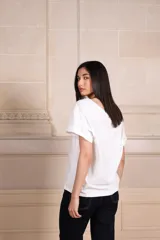 Remera gris con efecto lavado, escote en V y estampado de limones.