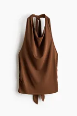 Top halter marrón de punto elástico con escote drapeado, tiras anchas para atar al cuello y ajuste en la parte posterior del bajo.