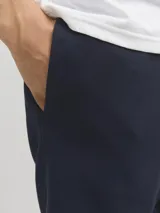 Short jogger de tejido de sudadera color azul marino, con fit relajado, cintura elástica con cordón ajustable y detalle de logo impreso en el lateral.
