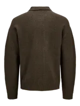 Cardigan de punto color marrón oscuro, con cuello tipo polo, cierre frontal con botones y un bolsillo aplicado en el pecho. Presenta mangas largas con hombros caídos y puños acanalados.