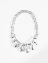 Collar plateado con cadena de eslabones gruesos y dije central con forma orgánica irregular.