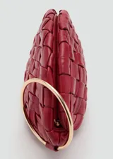Bolso de mano pequeño con diseño trenzado en cuero ovino color rojo, con cierre a presión y forro interior de algodón.