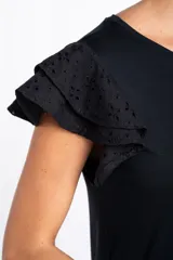 Remera negra de viscosa y elastano, con escote redondo y mangas cortas con volado de tela perforada (broderie).