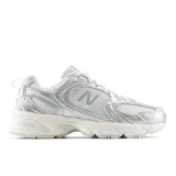 Championes New Balance modelo 530, con diseño retro inspirado en el running. Presenta una parte superior de malla blanca con superposiciones de cuero sintético en color plateado metalizado. Incorpora tecnología de amortiguación ABZORB en la entresuela para mayor confort.