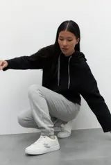 Babucha deportiva de algodón con elástico en la cintura, cordones ajustables y dos bolsillos laterales. Cuenta con interior de felpa.