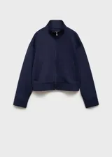 Chaqueta tipo bomber de corte crop y diseño oversize, color azul marino. Presenta cuello alto, cierre frontal con cremallera y dos bolsillos laterales.