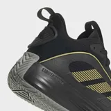 Championes de básquet Adidas Own The Game 3, color negro con detalles dorados. Presentan exterior de malla y tejido técnico transpirable, amortiguación Lightmotion y suela Adiwear.