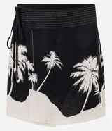 Pollera corta de playa confeccionada en viscolino con viscosa certificada. Diseño cruzado con cintura ancha y estampado de palmeras.