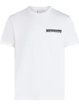 Remera de algodón de corte regular y cuello redondo, con estampado de logotipo de Calvin Klein New York en caja sobre el pecho.