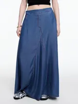 Falda larga negra de denim liviano en 100% lyocell, de silueta amplia y fluida, con cintura con elástico en la parte trasera, bolsillos laterales y recorte delantero con costuras a contratono.