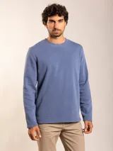 Sweater azul de cuello redondo y manga larga.