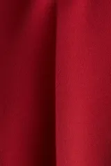 Pantalón de tiro alto con piernas amplias y pliegues frontales y traseros. Cuenta con cierre, botón oculto, corchetes, bolsillos laterales al bies y bolsillos traseros insertados.