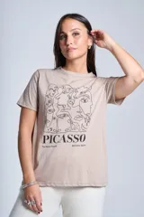 Remera de algodón color beige con estampado frontal de arte lineal inspirado en Picasso y texto alusivo al museo de Barcelona.