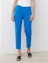 Pantalón de gabardina elastizada color azul eléctrico, marca Zac & Rachel. Corte recto, pretina ancha pespunteada y bolsillos simulados.