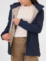 Campera de neopreno color azul marino, con capucha desmontable, bolsillos laterales con cierre, bolsillo interno, puño ajustable y diseño con interior de malla.