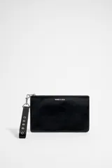 Neceser plano negro de piel con cierre de cremallera, asa de piel extraíble con ojetes metálicos y tarjetero interior. Exterior personalizado con logo estampado de la marca Bimba y Lola.