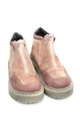 Botin de cuero con diseño bicolor en tonos marrón oscuro y tostado, con cierre frontal y suela track dentada.