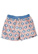 Short de baño rosado con estampado geométrico en azul y blanco, cintura elástica azul y cordón ajustable blanco.