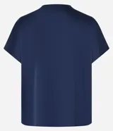 Blusa color café confeccionada en poliéster y elastano, con acabado satinado, escote V y mangas cortas. Presenta pliegues delanteros.